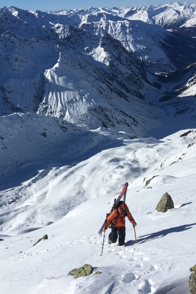 Was sollte man alles dabeihaben auf Skitouren – Packliste, Mit Steigeisen einen Steilen Hang hochklettern