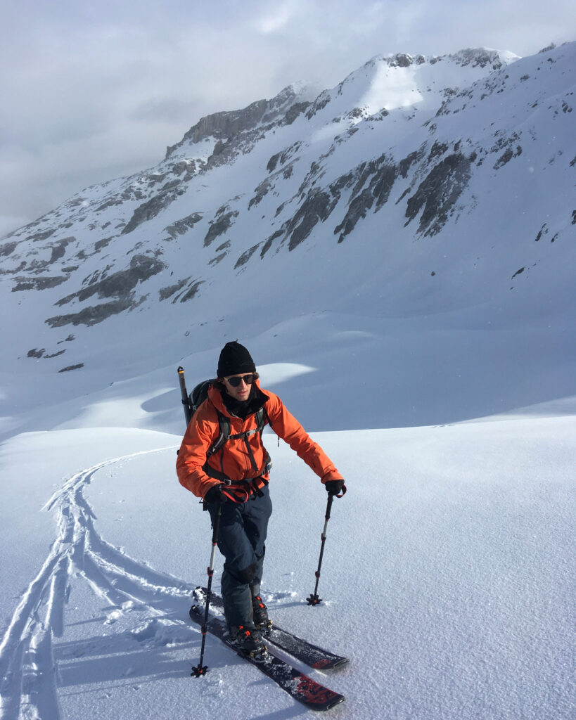 Was sollte man alles dabeihaben auf Skitouren – Packliste, Skitourengeher auf dem Gotthard