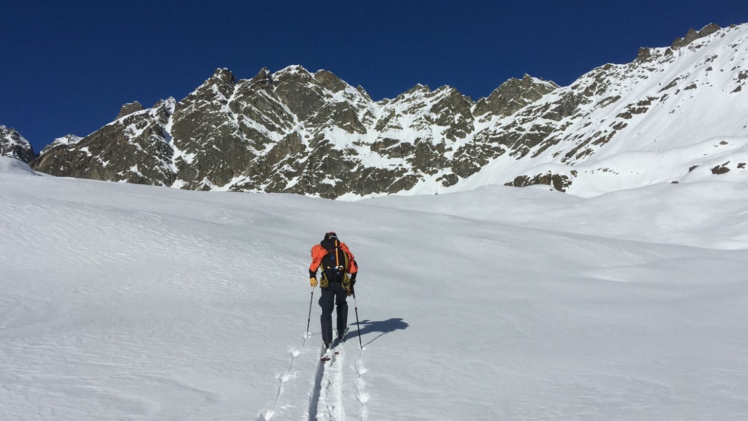 Was sollte man alles dabeihaben auf Skitouren – Packliste, Skitourengeher im Hochgebirge,